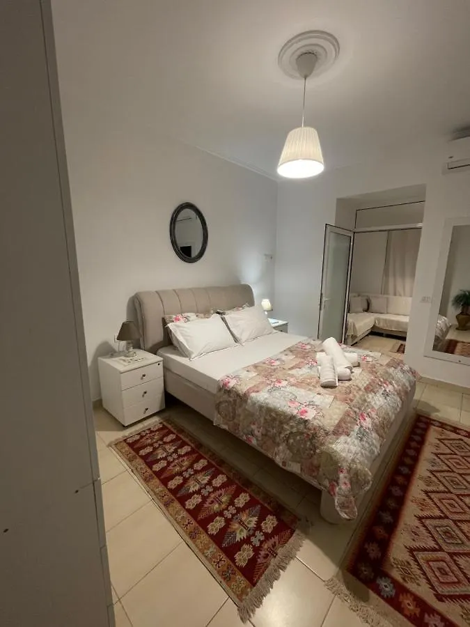 Meg'S Apartment Гирокастра